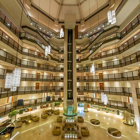 Отель Radisson Blu Dhaka Water Garden Экстерьер фото