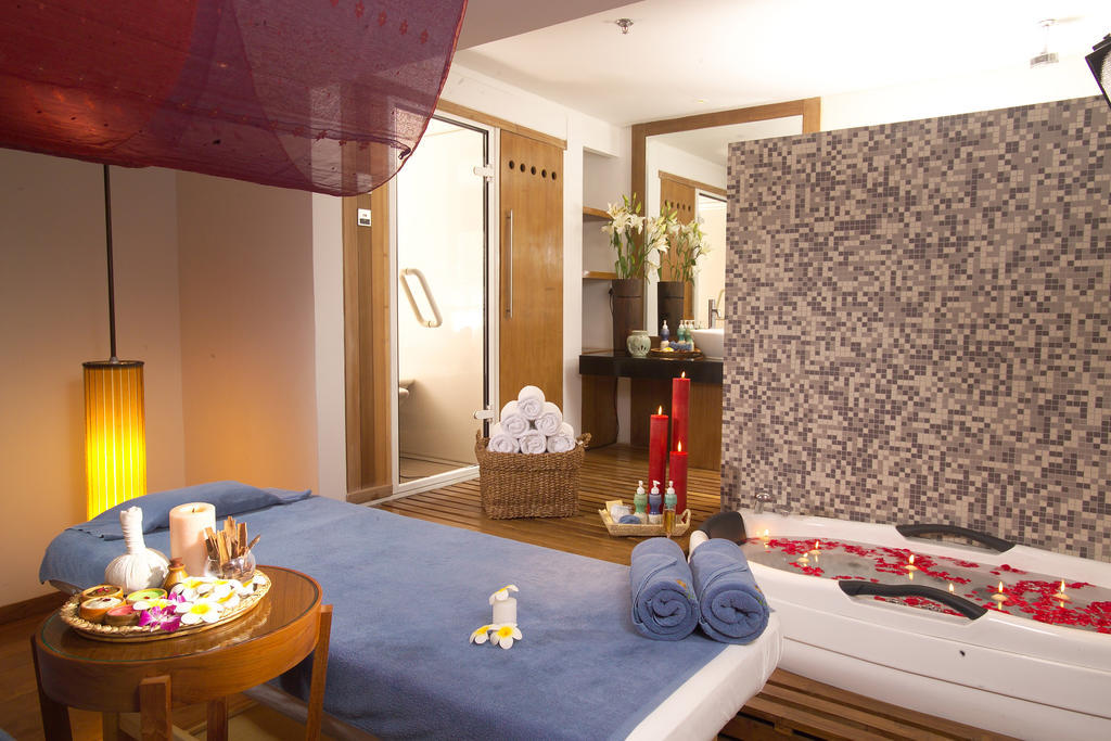 Отель Radisson Blu Dhaka Water Garden Экстерьер фото