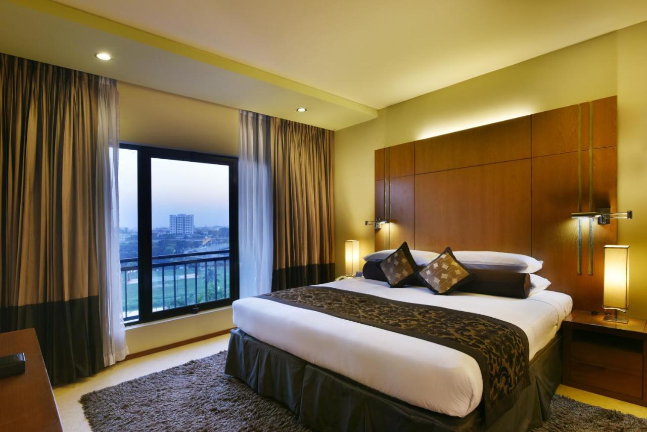 Отель Radisson Blu Dhaka Water Garden Экстерьер фото
