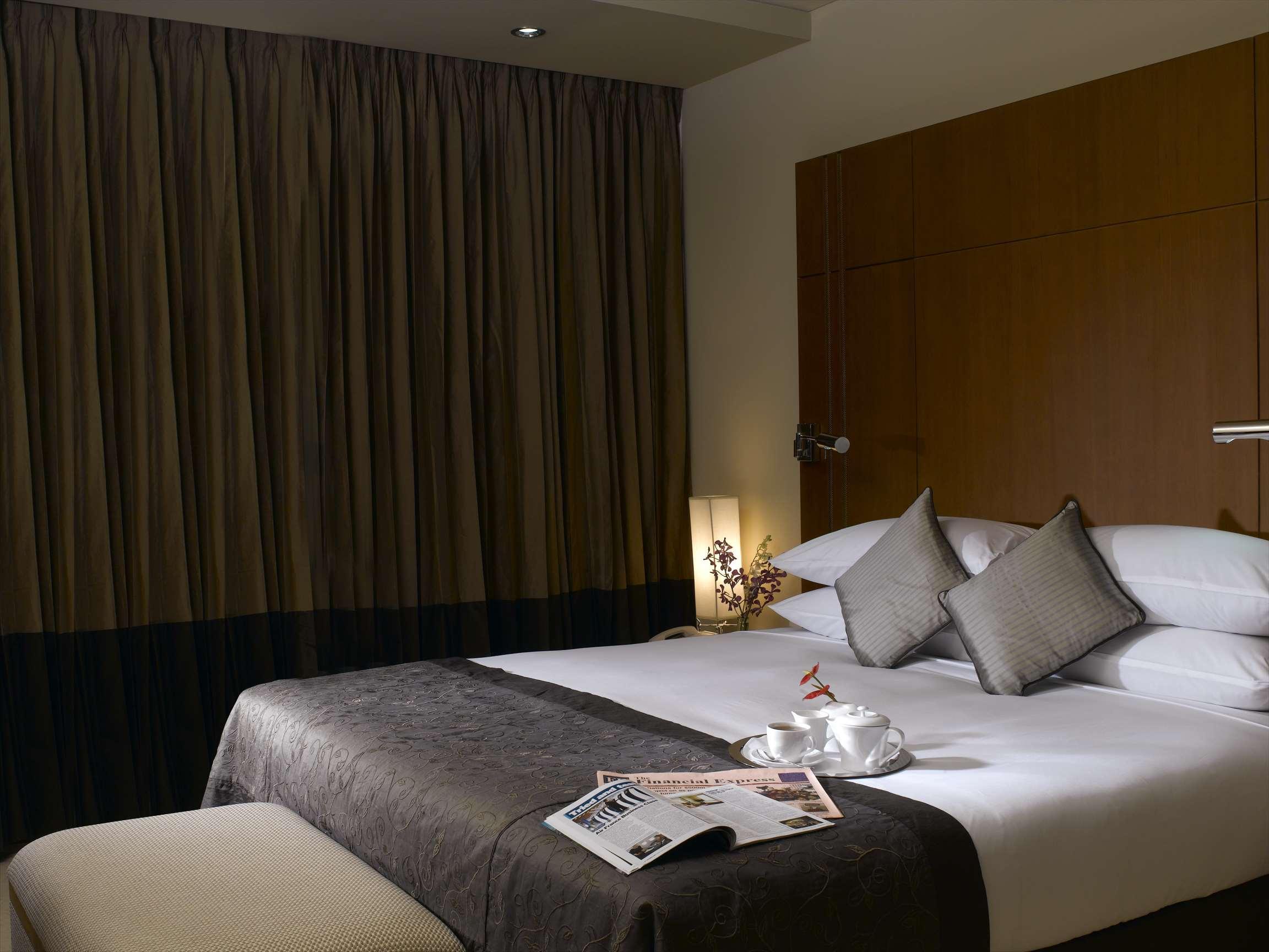 Отель Radisson Blu Dhaka Water Garden Экстерьер фото