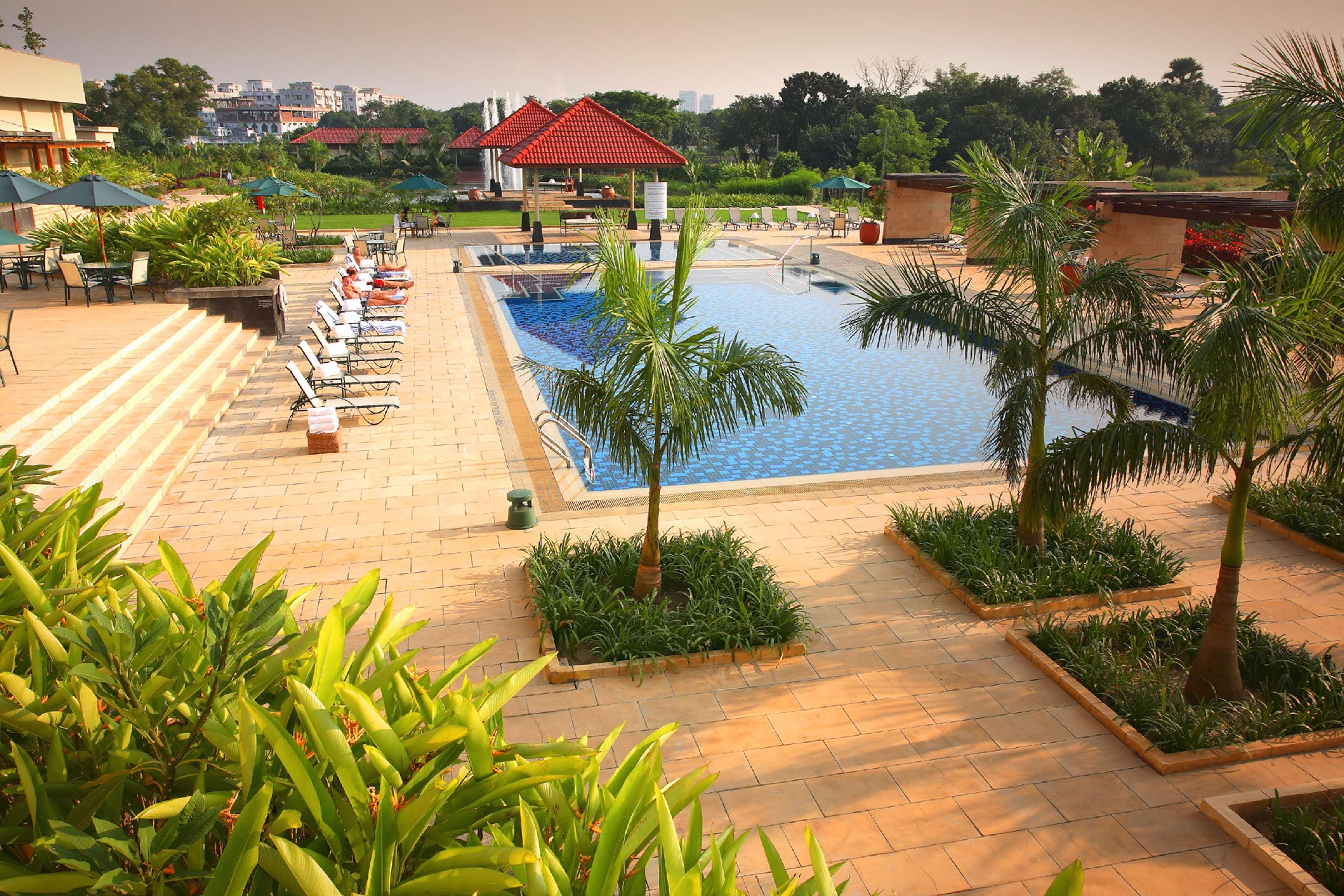 Отель Radisson Blu Dhaka Water Garden Экстерьер фото