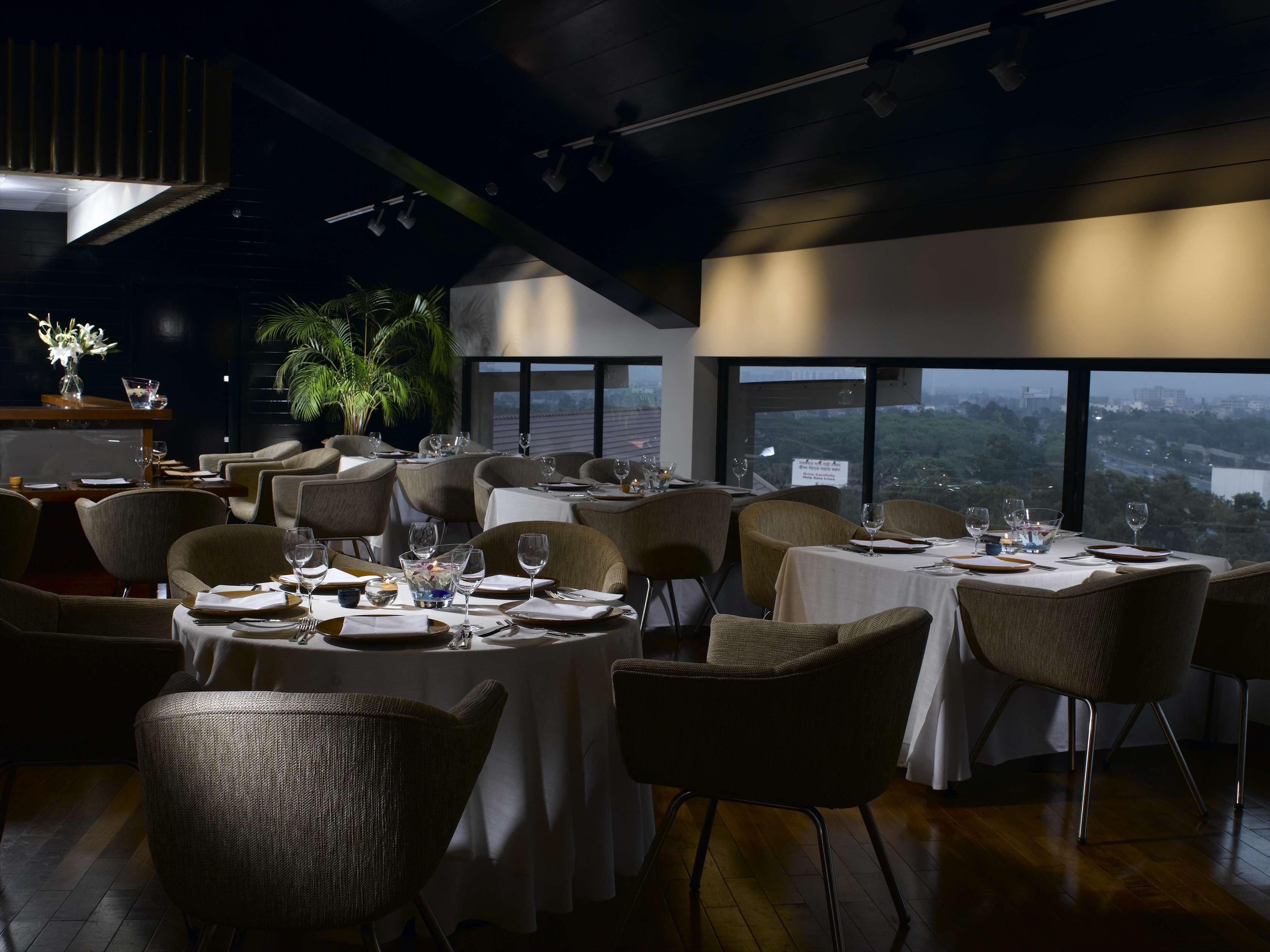 Отель Radisson Blu Dhaka Water Garden Экстерьер фото