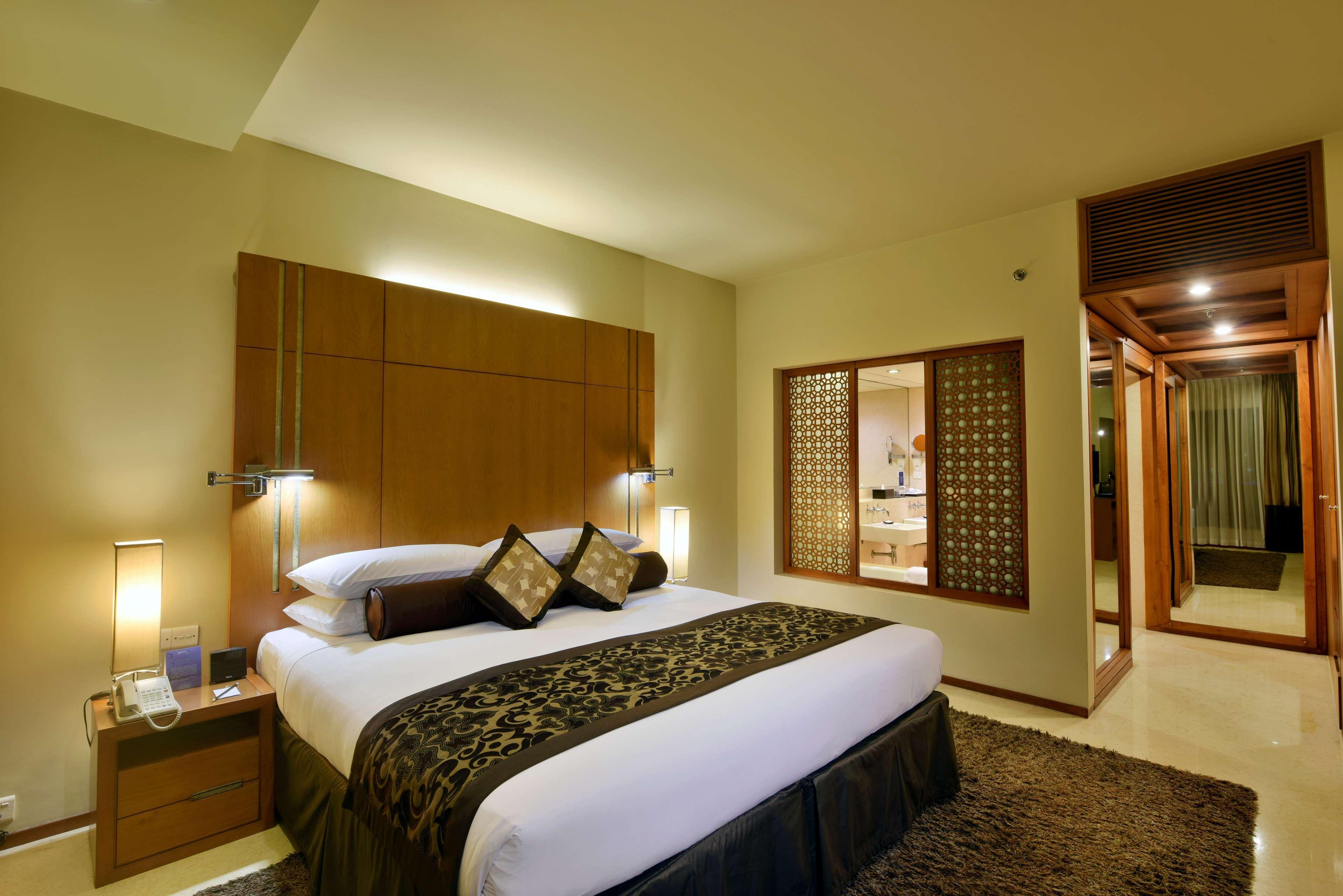 Отель Radisson Blu Dhaka Water Garden Экстерьер фото