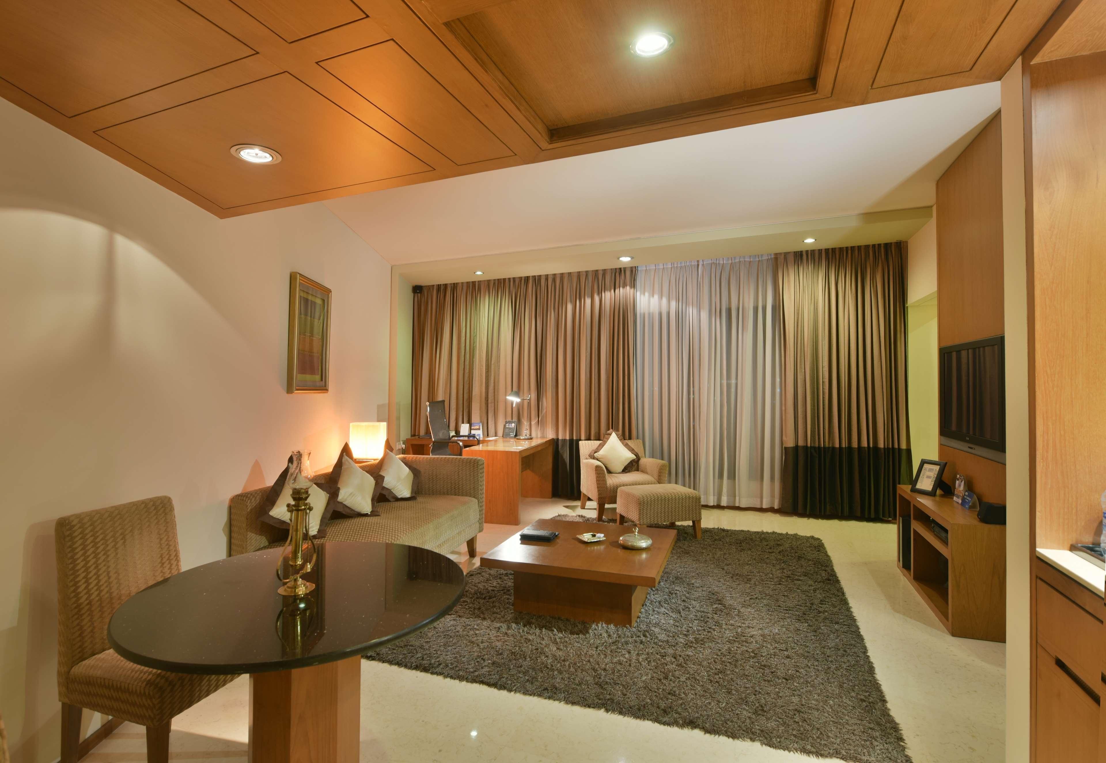Отель Radisson Blu Dhaka Water Garden Экстерьер фото