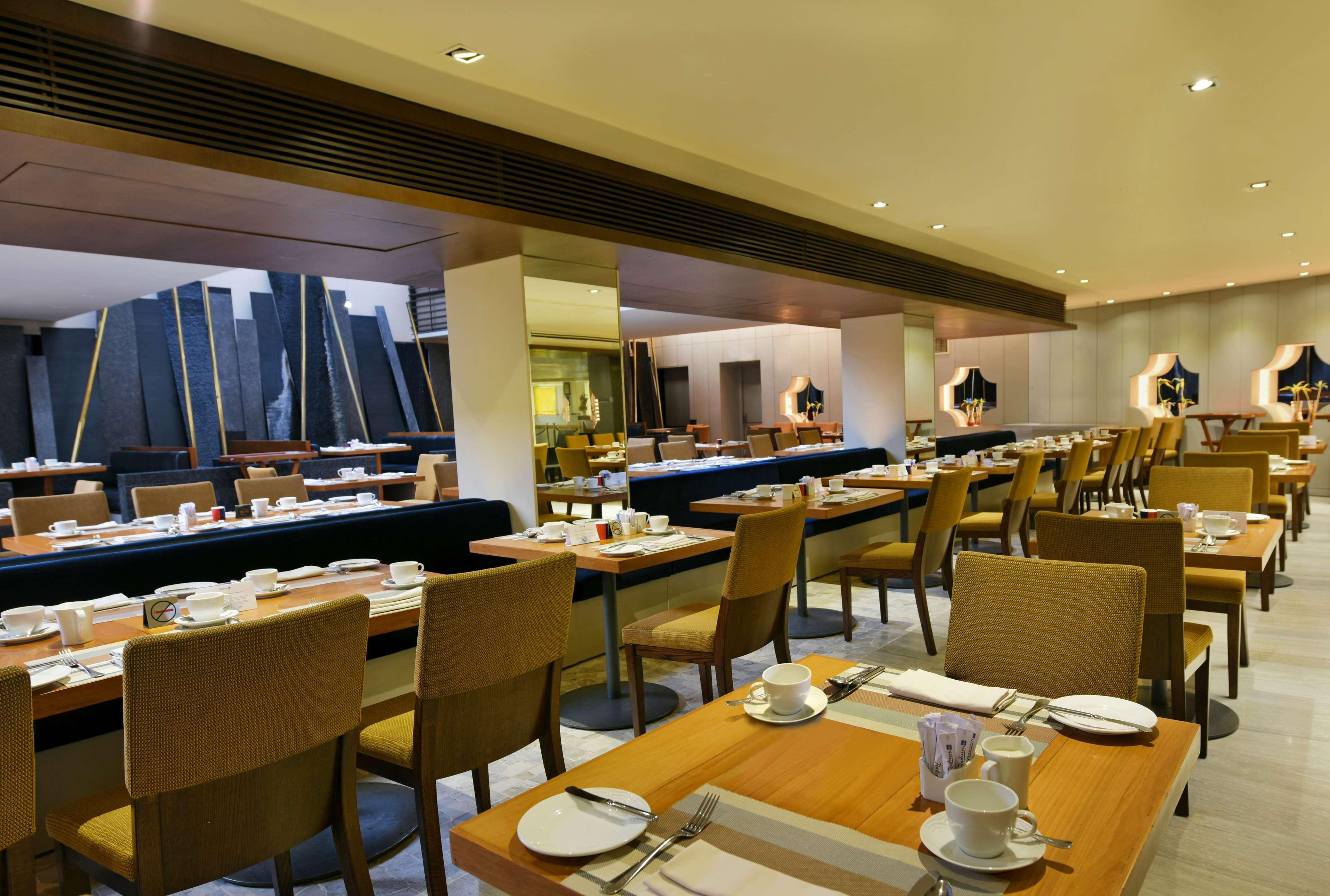 Отель Radisson Blu Dhaka Water Garden Экстерьер фото