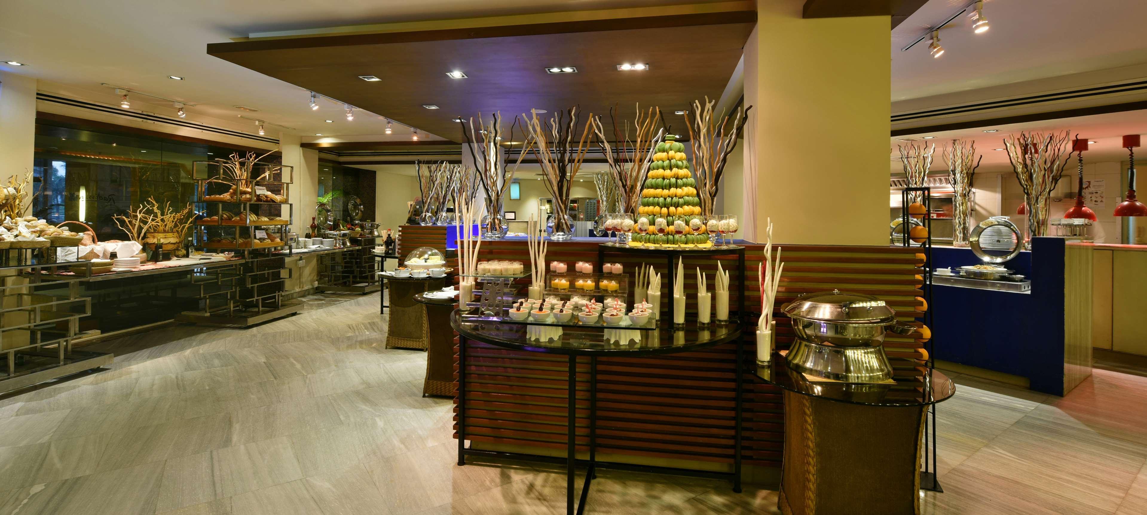 Отель Radisson Blu Dhaka Water Garden Экстерьер фото