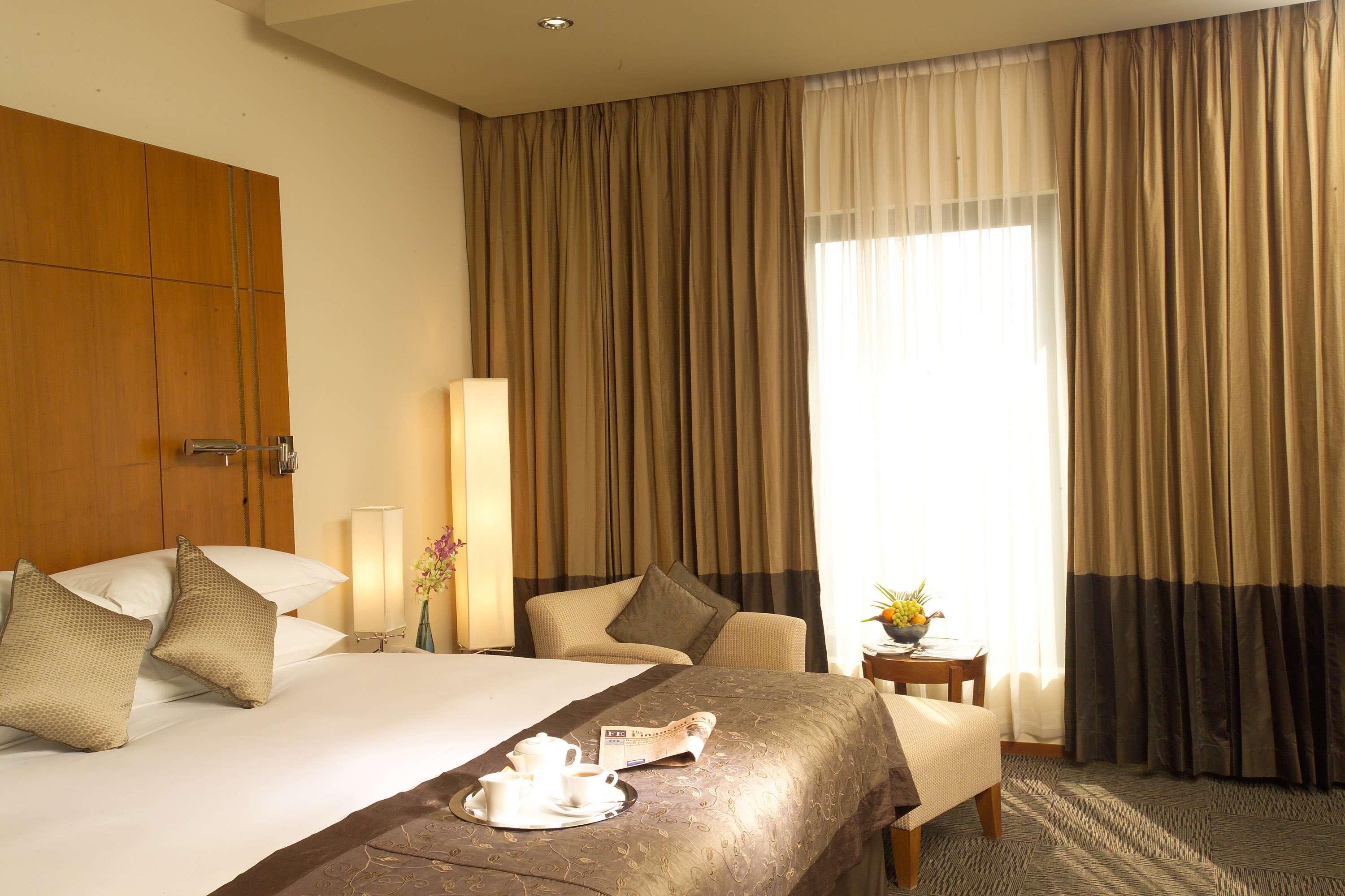 Отель Radisson Blu Dhaka Water Garden Экстерьер фото