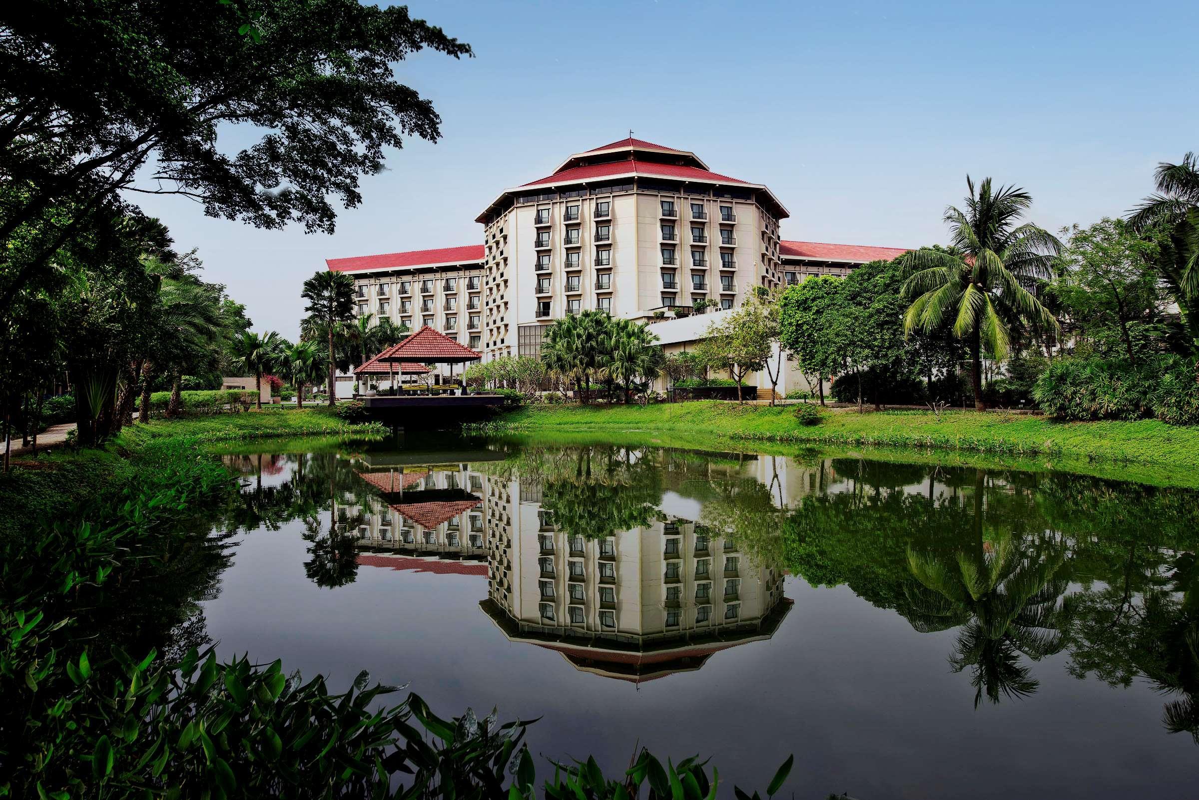 Отель Radisson Blu Dhaka Water Garden Экстерьер фото