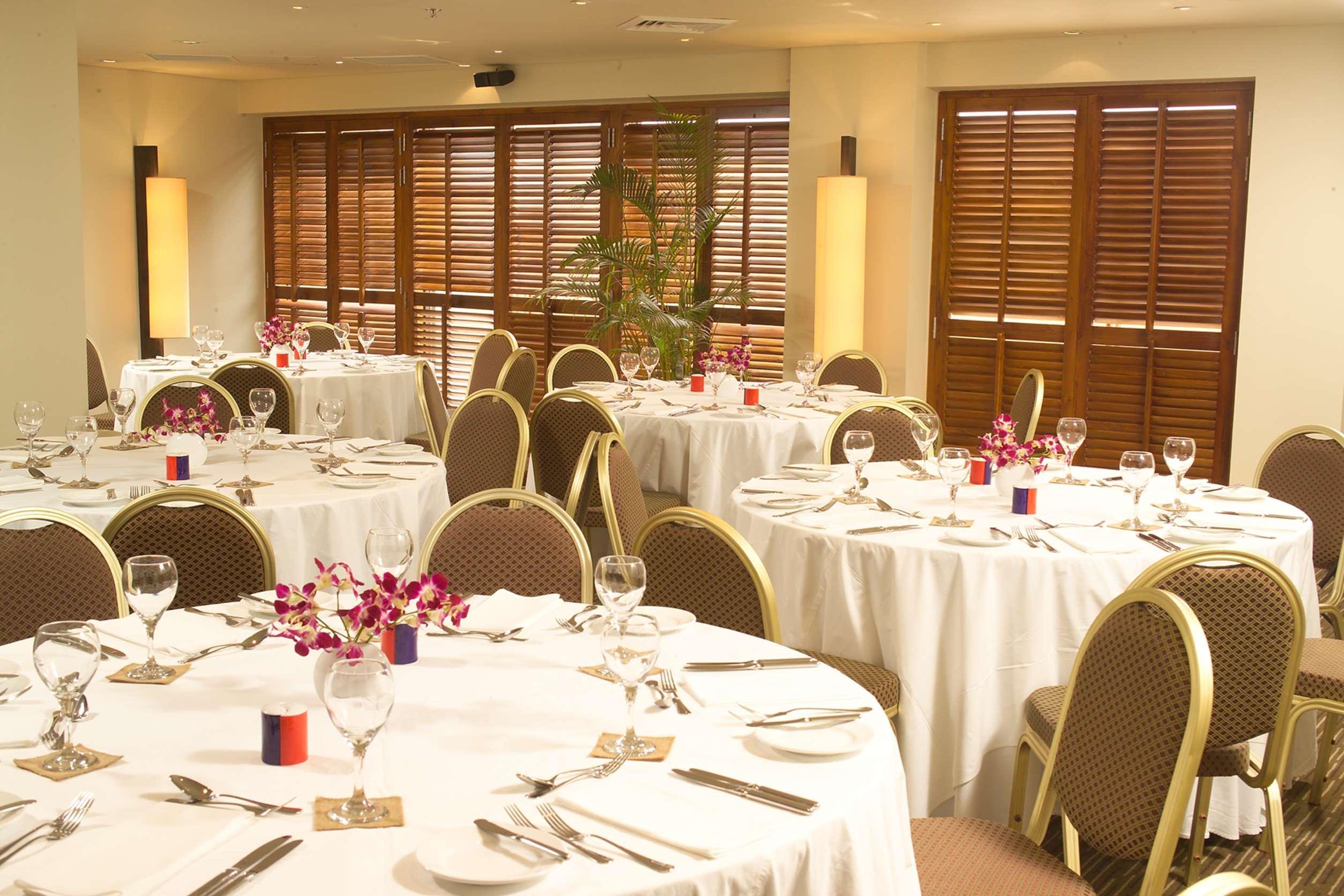 Отель Radisson Blu Dhaka Water Garden Экстерьер фото