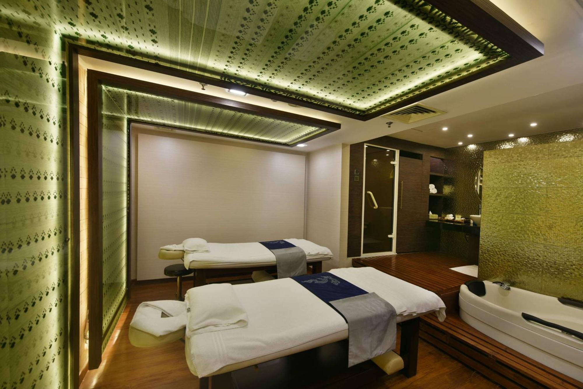 Отель Radisson Blu Dhaka Water Garden Экстерьер фото