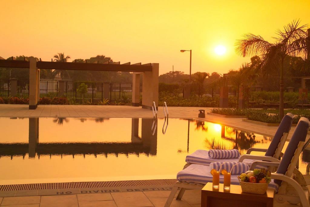 Отель Radisson Blu Dhaka Water Garden Экстерьер фото