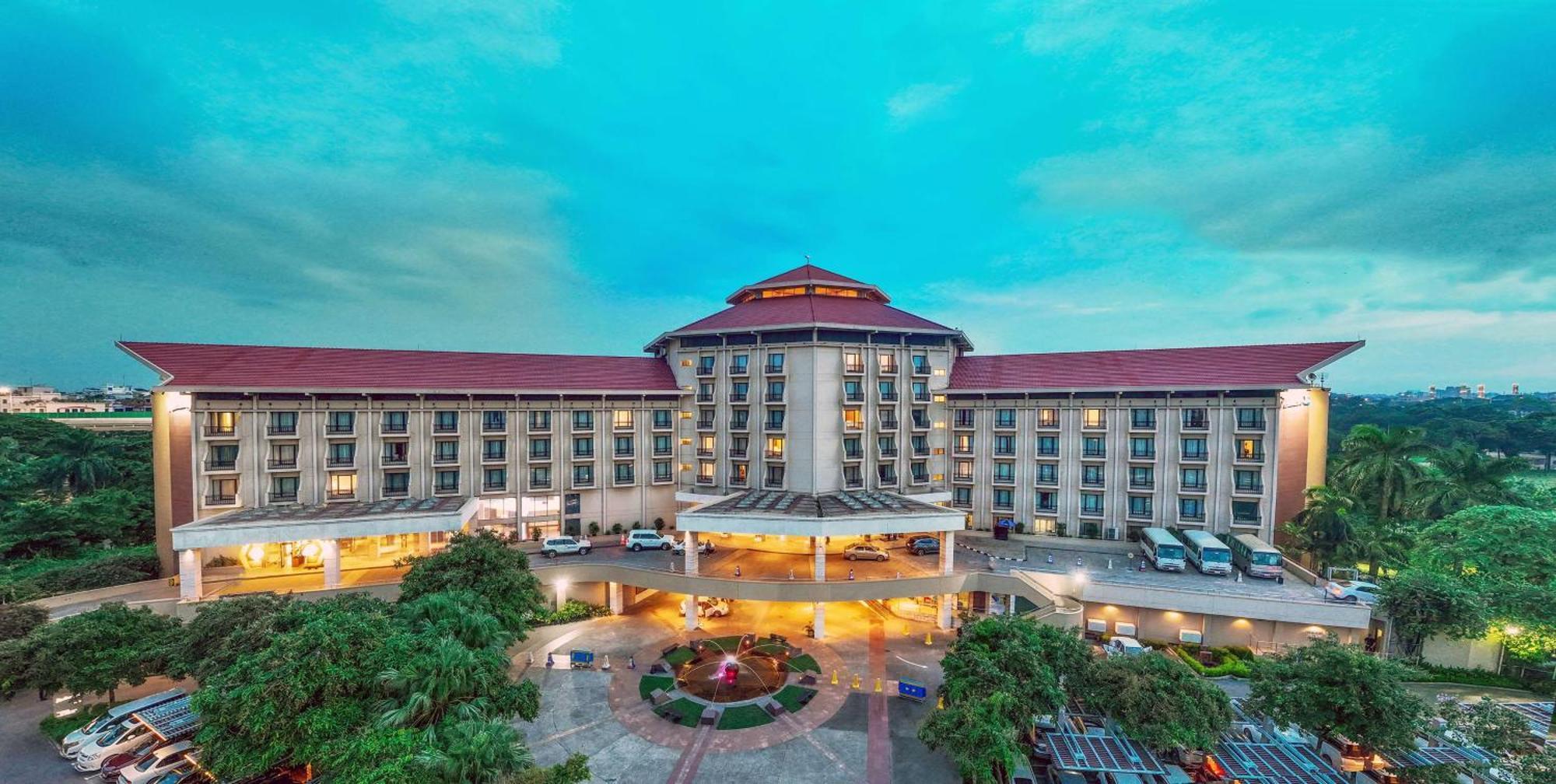 Отель Radisson Blu Dhaka Water Garden Экстерьер фото