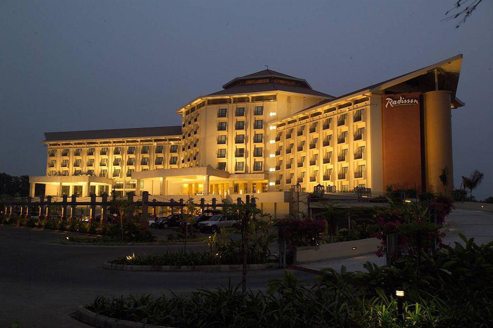 Отель Radisson Blu Dhaka Water Garden Экстерьер фото
